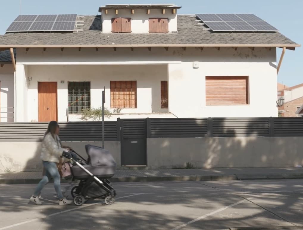 placa solar en el tejado de la casa de Mollerussa