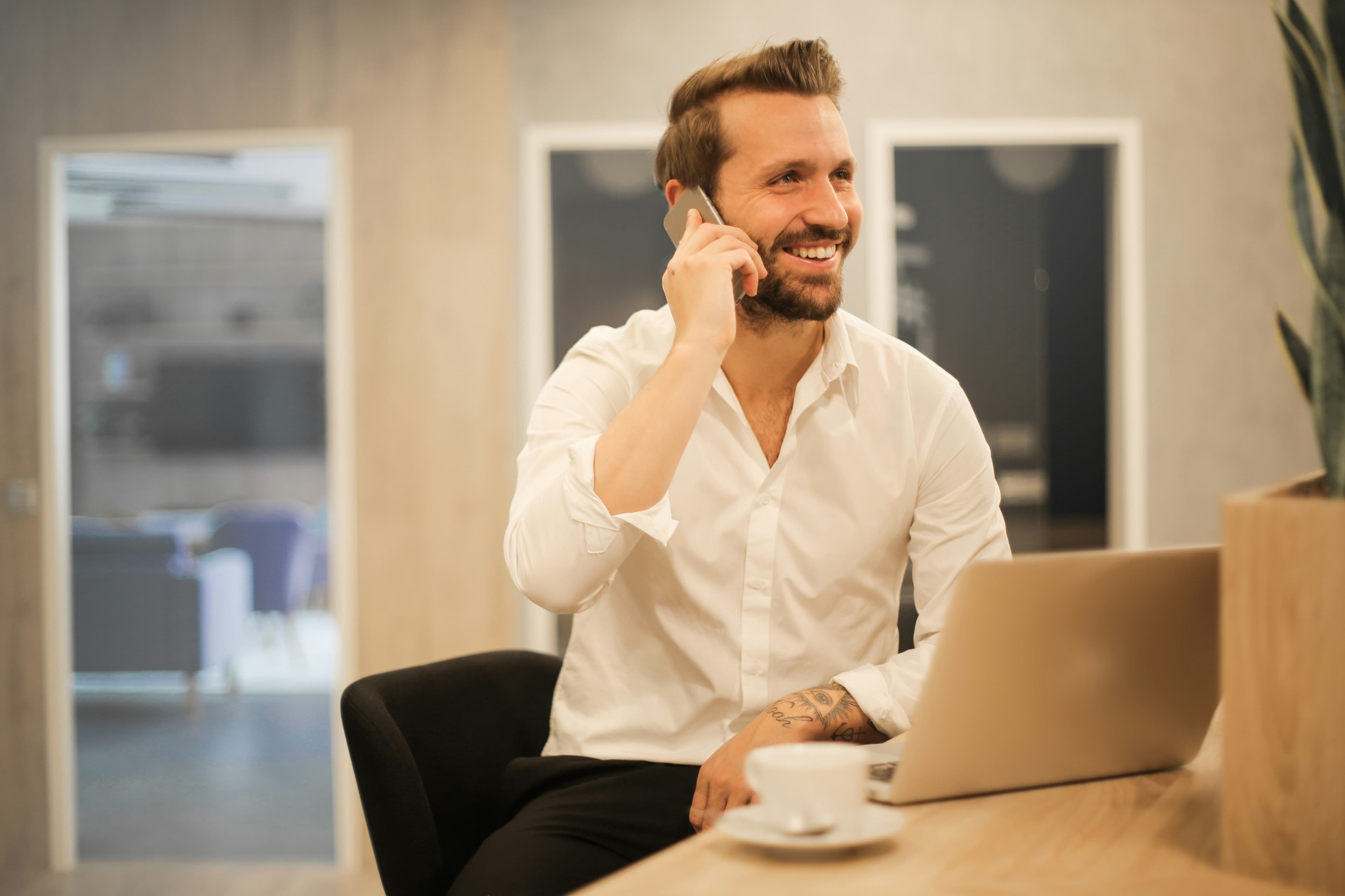 persona hablando por telefono